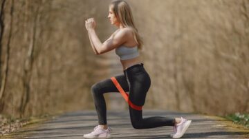 Trening z gumą oporową – skuteczność, która mieści się w kieszeni