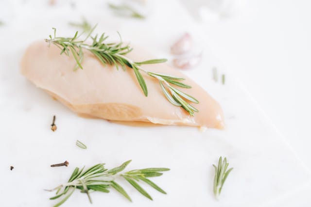 Pieczone piersi z kurczaka w marynacie jogurtowej – przepis fitness bez kompromisów