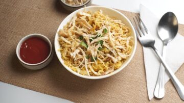 Makaron z cukinią i kurczakiem w czerwonym sosie – przepis na obiad, który nie zawodzi