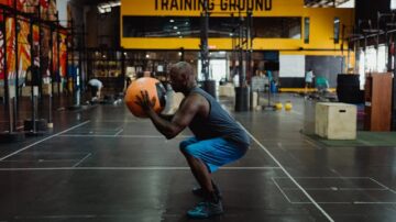 Ćwiczenia z piłką na mocny brzuch – 13 sposobów na wymagający trening