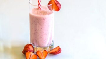 Koktajl proteinowy – lepiej z wodą czy z mlekiem?