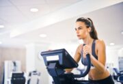 Hip thrusts – jak poprawnie wykonywać ćwiczenie i 6 wariantów na mocne, kształtne pośladki