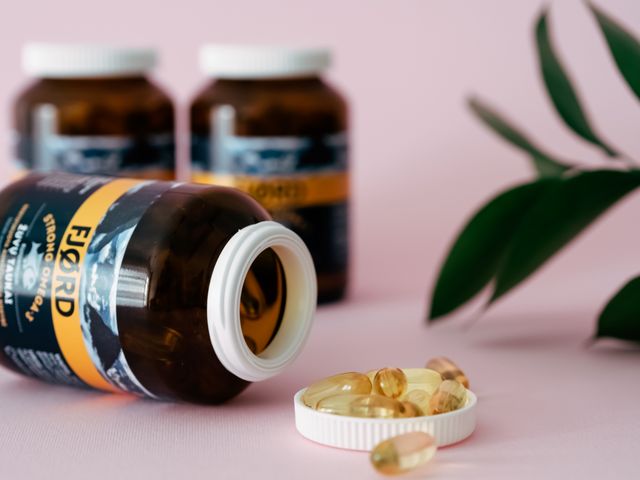 Kwasy omega-3 – jak długo stosować i jak dawkować?