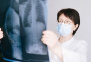 Złamanie kości – objawy, diagnostyka, leczenie i powrót do treningu