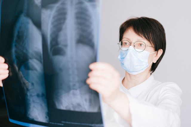 Złamanie kości – objawy, diagnostyka, leczenie i powrót do treningu